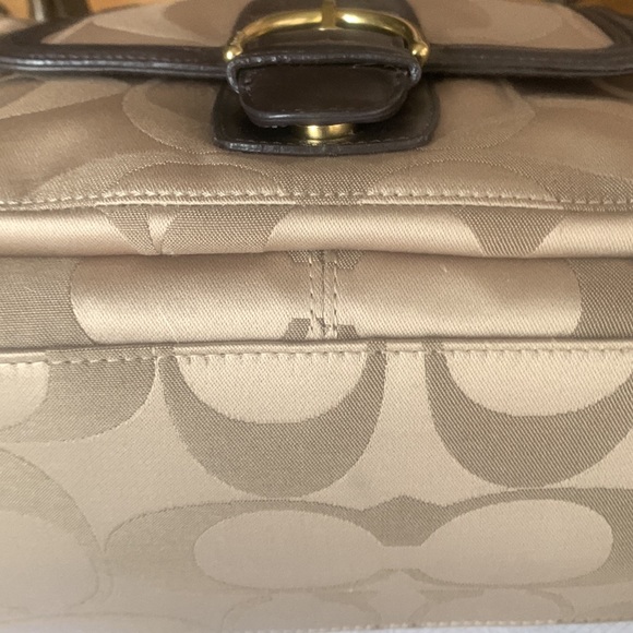 Coach Campbell Brown
Beige Signature Sateen
With Leather Straps - Picture 5 of 13